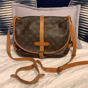 AUTHENTIC Louis Vuitton Crossbody bag in great condition!! No stains or tears!
